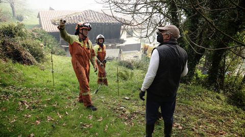Bomberos de Asturias trabajan para extinguir las llamas en un incendio forestal