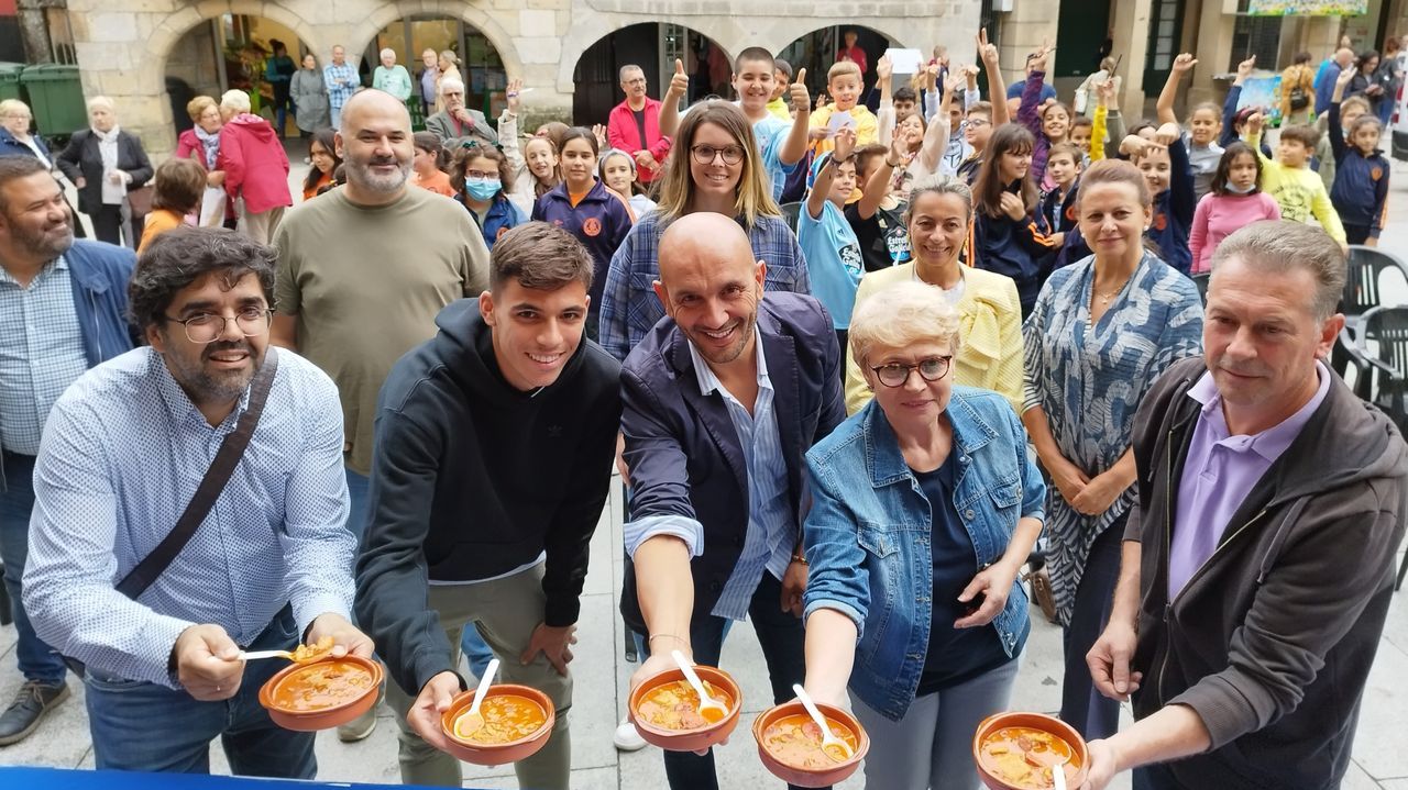 En la junta de gobierno estuvieron presentes miembros de todos los cuerpos de seguridad, junto a la alcaldesa, Lara Mndez, y a la subdelegada del Gobierno, Isabel Rodrguez.