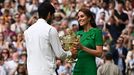 Carlos Alcaraz recibe el trofeo de campeón de Wimbledon de manos de la princesa de Gales
