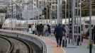 Viajeros caminan por el andén de la estación de Ourense para coger el AVE