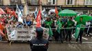 Funcionarios de Justicia se manifestaron ayer en Madrid frente a la sede del ministerio en apoyo a sus compaeros encerrados.