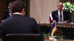 Lavrov, de frente, y Kuleba, de espaldas, en un momento de la negociacin entre Ucrania y Rusia