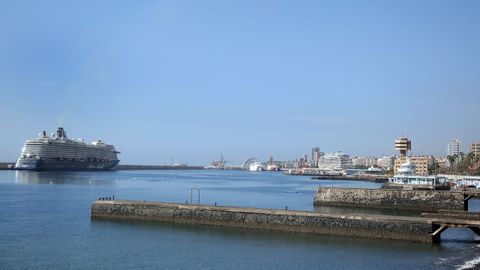 Los cruceros Mein Schiff 3 (I) y Aidanova atracaron sin pasajeros este lunes en el puerto de la capital tinerfea para repostar