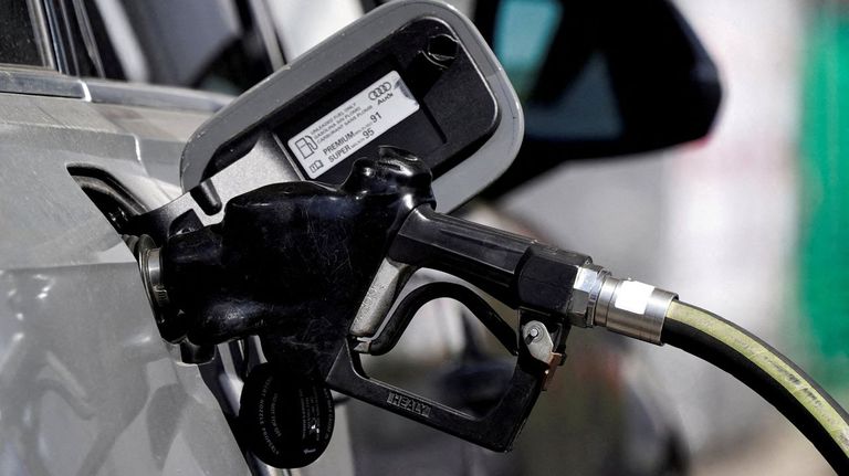 Llenar el depósito puede costar hasta 12 euros más sin salir del mismo concello