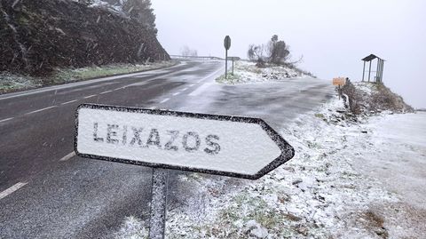 La nevada empezó a arreciar a media tarde en la carretera que sube a Folgoso do Courel desde Quiroga