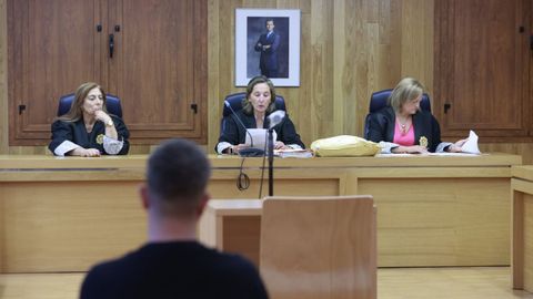 El tribunal de la Sala Segunda de la Audiencia Provincial de Lugo en un juicio de este jueves, compuesta únicamente por mujeres.