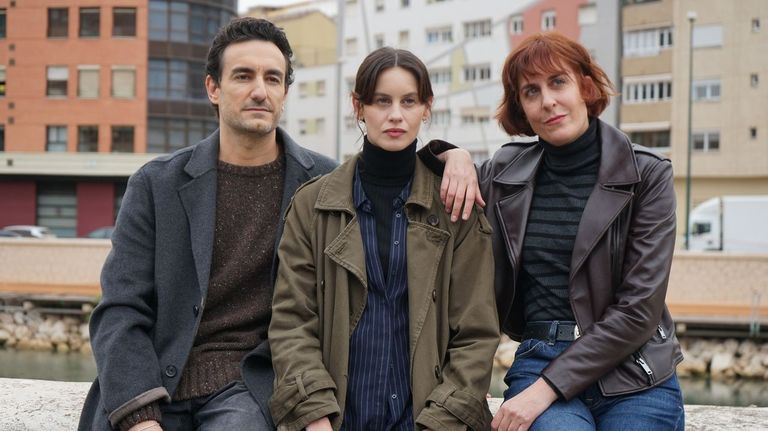 Los actores Milena Smit, Miki Esparbé y Aixa Villagrán