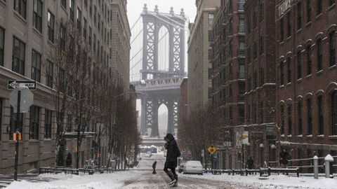 Vista del puente de Manhattan, en una ciudad paralizada por la nieve