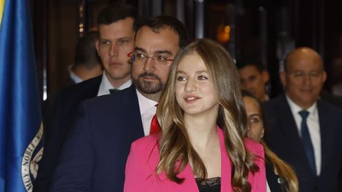  La princesa Leonor  y el presidente del Principado, Adrián Barbón , a su llegada a Oviedo para presidir el tradicional concierto de los Premios Princesa de Asturias