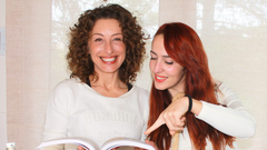 Asun y Carmen posando con su nuevo libro, «¿Qué como con SIBO?»