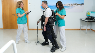 Un paciente realiza una sesi�n de rehabilitaci�n asistida por un exoesqueleto rob�tico.