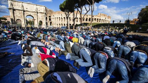 Musulmanes rezan junto al Coliseo durante una protesta contra el cierre de lugares de culto no oficiales de la comunidad musulmana en Roma.
