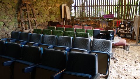 As butacas, rescatadas de antigas salas da comarca xa pechadas, son os asentos do Cinema Palleiriso