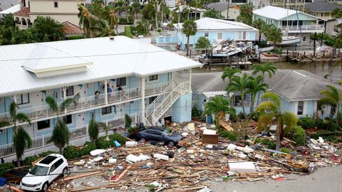 Destrozos en viviendas en Fort Myers