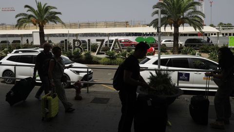 Pasajeros en el aeropuerto de Ibiza