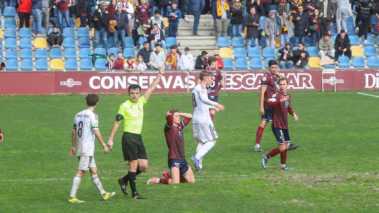 El Pontevedra somete sin premio al filial merengue con polémica arbitral y gritos de «¡Así, así, así gana el Madrid!»