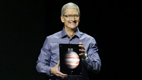 Tim Cook, máximo responsable Apple, con el nuevo iPad Pro.