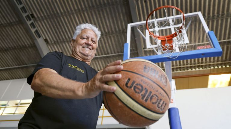 Manolo Campaña: Medio século educando persoas cun balón de baloncesto baixo o lema «Primeiro a escola, despois a bola»