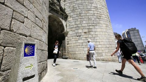 El Camino Primitivo entra en el centro histórico de Lugo por la Porta de San Pedro