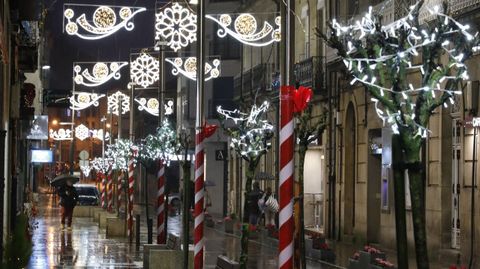 NAVIDAD EN CELANOVA.rboles y farolas, adems de los arcos de luces, estn decorados en las calles de Celanova. A pesar de la lluvia, las luces de Navidad iluminan la vila de san Rosendo