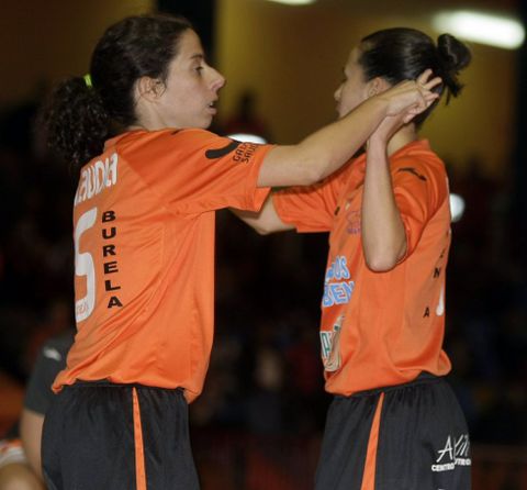 Claudia y Peque festejan un gol en el ltimo enfrentamiento liguero con el Ourense. 