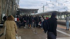 Los andenes de Santiago, llenos de viajeros que esperaban sus trenes