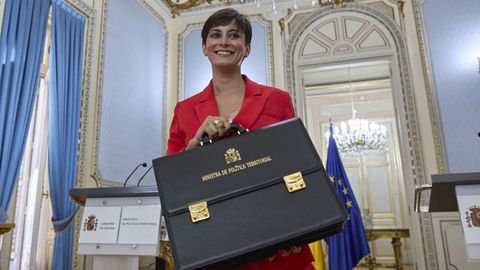Isabel Rodríguez, la nueva ministra Portavoz y de Política Territorial, posa con la cartera de su antecesor