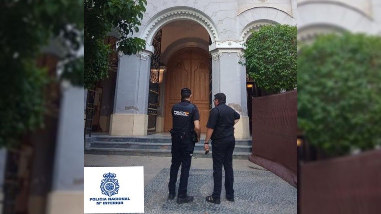 Un agente con el párroco a las puertas de la iglesia de San Bartolomé, donde tuvo lugar el altercado
