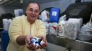 Cristina Cancio con los tapones que recoge para recaudar fondos para los tratamientos de su hija