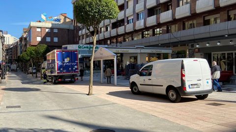 Varios camiones de reparto, frente al centro comercial Salesas en Oviedo