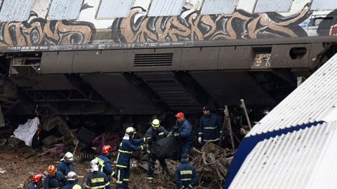 En la peor tragedia ferroviaria en la historia de Grecia, al menos 40 personas fallecieron y más de un centenar han resultado heridas al chocar a última hora de la noche del martes un tren de pasajeros con 350 personas con un convoy de mercancías. 