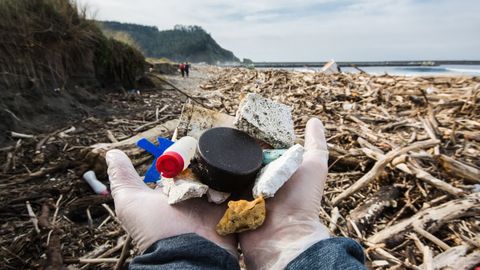 Residuos limpiados en la playa de los Quebrantos