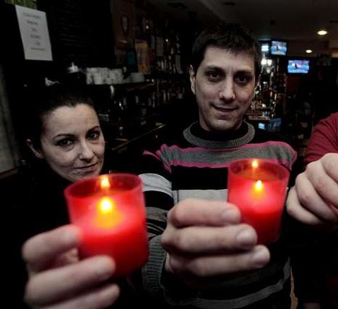 Protesta por la subida de la luz en un bar de Lugo.