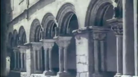 Imaxe do claustro de San Francisco, no documental Unha viaxe por Galicia