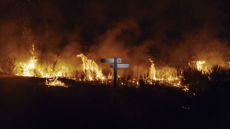 Primer susto del verano en Cualedro, uno de los municipios más castigados por los incendios: «El que plantó el fuego sabía lo que hacía»