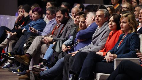 El expresidente del Gobierno Jos Luis Rodrguez Zapatero (tercero por la derecha) arrop a Jos Ramn Gmez Besteiro en A Corua, y lo hizo rodeado de ministros del actual gabinete de Pedro Snchez.
