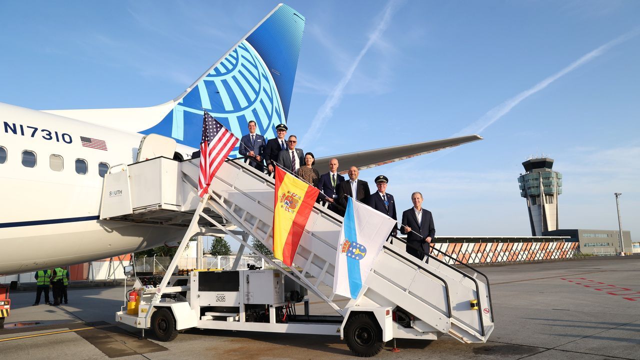 Representantes de AENA y United Airlines, este jueves durante la inauguraci�n del vuelo entre Nueva York y Santiago. 