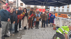 Colocaci�n de las piedras de la memoria en Llanes.