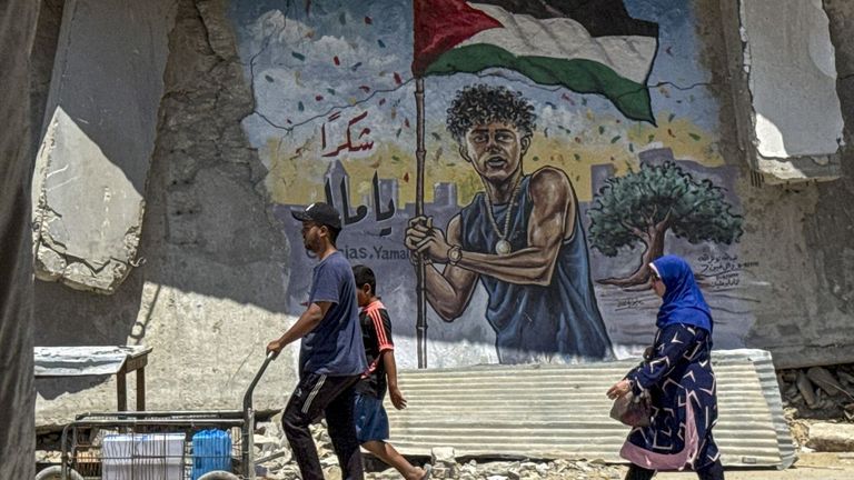 Cerca de las tropas en Gaza y ajenos al circuito humanitario