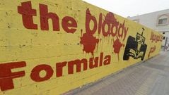 Mural contra la fórmula 1 en Bahréin