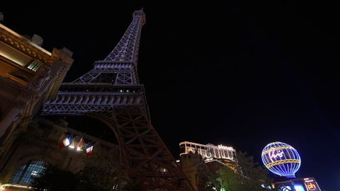 En Las Vegas se apagó la réplica de la Torre Eiffel en solidaridad con las víctimas.