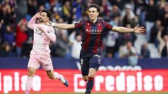 Carlos Espi celebra su primer gol al Real Oviedo