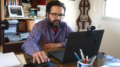 Juan Sanmartín dando su clase de Química desde su casa con un portátil con webcam