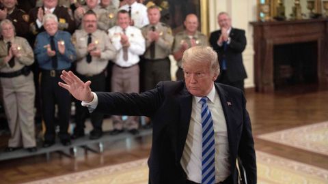 Donald Trump saluda durante una reunión con sheriffs de todo el país en la Casa Blanca