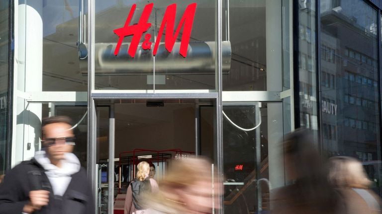 La Justicia anula la prohibición de usar el móvil en el trabajo a la plantilla de H&M