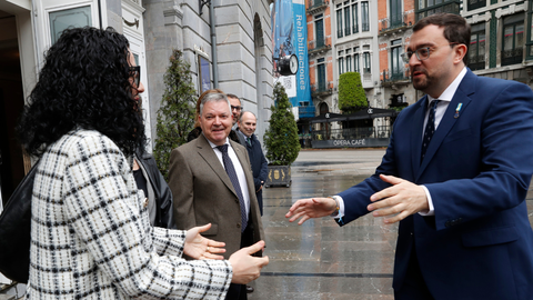 El presidente del Principado, Adri�n Barb�n, saluda a la consejera de Cultura, Pol�tica Lling��stica y Deporte, Vanessa Guti�rrez en el D�a de les Lletres Asturianes.