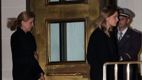 La infanta Cristina y su hija, Irene Urdangarín, salieron seguidas del restaurante.