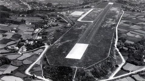 La pista de Alvedro, que cont con la contribucin de particulares como Nicanor Tabuyo, que pag una ampliacin, fue hasta 1972 la ms grande del norte de Espaa. Meda 1.720 metros.