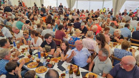 La comida popular congregó a 1.400 personas.