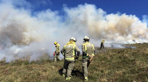 Las brigadas apagan un incendio forestal en el lmite entre Cervantes (Lugo) y Balboa (Len)